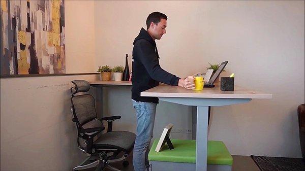 Öncelikle yüksekliği ayarlanabilir masaları kullanarak gün içinde hem oturup hem ayakta çalışmanızı öneriyorlar.