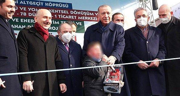 Pazar günü Cumhurbaşkanı Erdoğan'ın yanındaki küçük bir çocuk, konuşma sırasında mikrofonu Erdoğan'ın elinden alarak Kemal Kılıçdaroğlu'na 'Hain' diyerek hakaret etmişti.