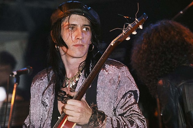 3. Grubun bir diğer gitaristi Izzy, Los Angeles uçağındayken yolcuların üzerine işedi!