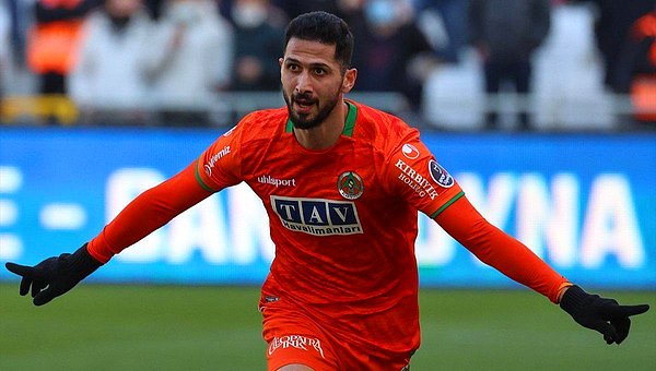 Aytemiz Alanyaspor'un sezon öncesinde Galatasaray'dan kiralık olarak kadrosuna kattığı Emre Akbaba performansıyla göz dolduruyor.