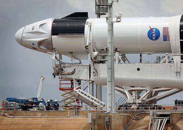 SpaceX, fırlatma bölgesindeki hava şartlarının kötü olması nedeniyle geçen haftadan beri 3 defa uçuş ertelemişti.