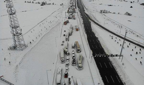 6. Ulaştırma ve Altyapı Bakanlığı'nca İstanbul'daki kar yağışında bazı kısımları trafiğe kapanan Kuzey Marmara Otoyolu'nun işletmecisi firmaya 6 milyon 795 bin 957 lira ceza kesildi.