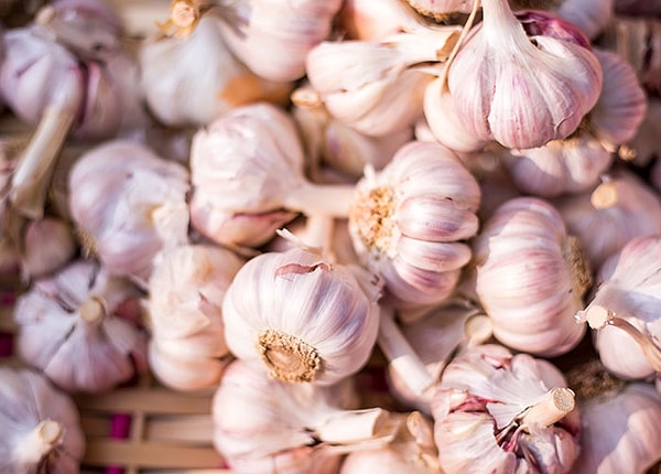 4. Когда в рецепте указано «два зубчика чеснока», я обычно добавляю 5-10