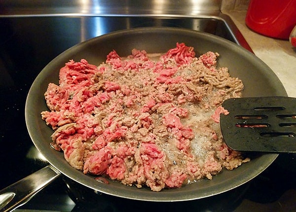 6. Когда вы вытапливаете жир из говяжьего фарша или чего-то еще и используете ту же сковороду для приготовления чего-то еще, они всегда говорят «слить жир». К черту это! жир это вкус! когда я делаю чили, я всегда готовлю сельдерей и лук на говяжьем жире.