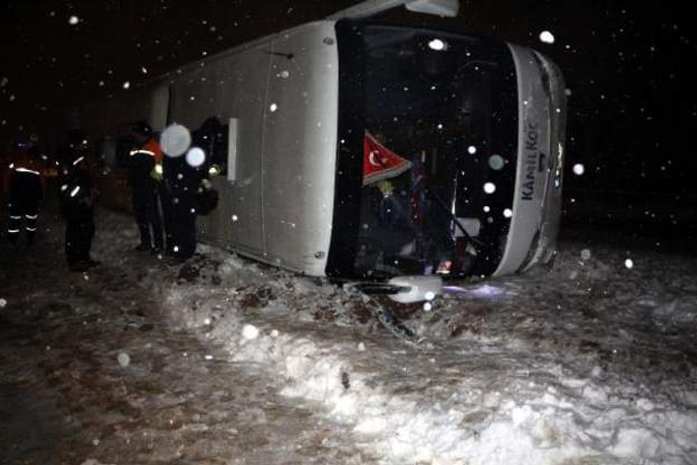 Tokat'ta Buzlanma Nedeniyle Yolcu Otobüsü Devrildi: 13 Yaralı