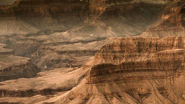Ancak 1800'lerin sonunda ABD'deki Büyük Kanyon'da ilginç bir olgu tespit edildi. Kanyondaki kayaçların yüz milyonlarca yılı kapsayan katmanları ortadan kaybolmuştu.