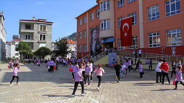 "Öğrenciler yaşamından memnun değil"