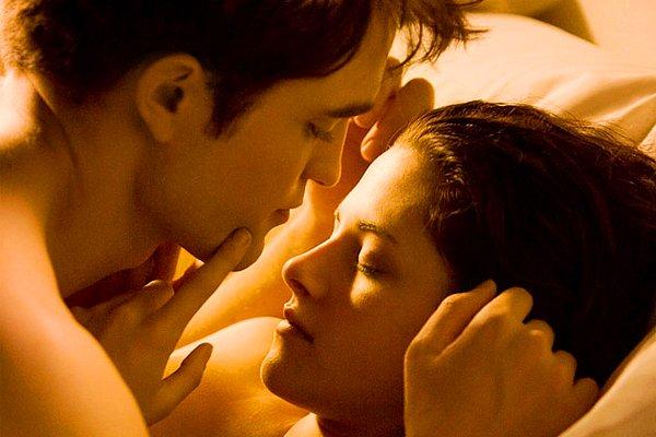 16. Alacakaranlık Efsanesi: Şafak Vakti Bölüm 1'de, Bella ve Edward arasındaki seks sahnesini çekmek oyuncular için çok da eğlenceli bir deneyim değildi.