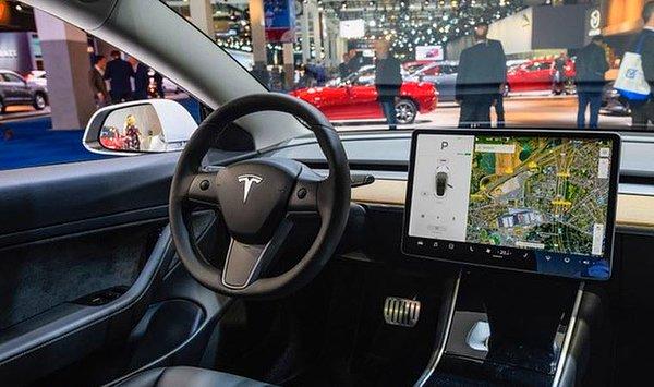 Tesla, müşterilerin Full Self-Driving yazılımını satın almalarına izin verse de yazılım hala test aşamasında. Buna ek olarak maliyeti de 12.000 dolar olarak biliniyor. Şirket, şu anlık yalnızca belirli bir müşteri grubunun onu etkinleştirmesine olanak tanıyor.