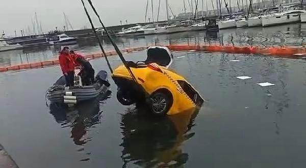 Marina'ya giren taksi, ilerlerken sürücüsünün direksiyon hakimiyetini kaybetmesiyle denize düştü.