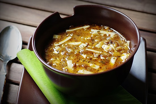 Erişteli Yeşil Mercimek Çorbası Nasıl Yapılır? Kolay Yeşil Mercimek Çorbası Tarifi…