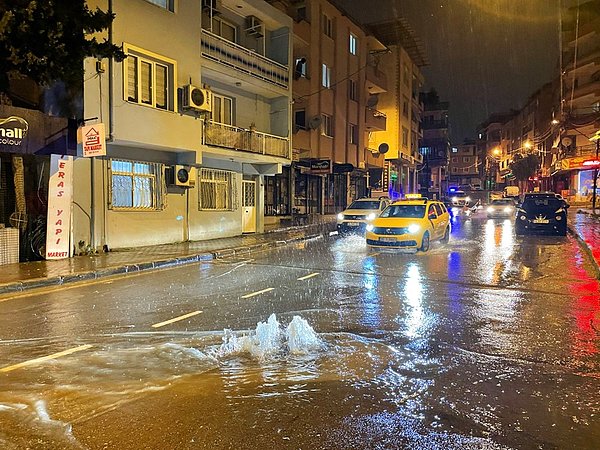 Yollarda su birikintileri oluştu