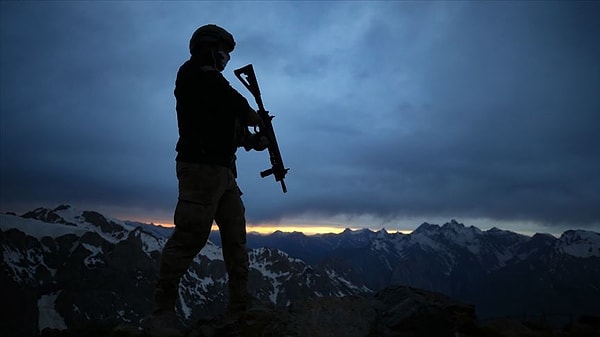 Tarık Tarcan Şırnak'ın Cizre ilçesi yakınlarındaki 1. Hudut Tabur Komutanlığı Yakacık Karakolu'na teröristlerin havan topu saldırısında şehit oldu.