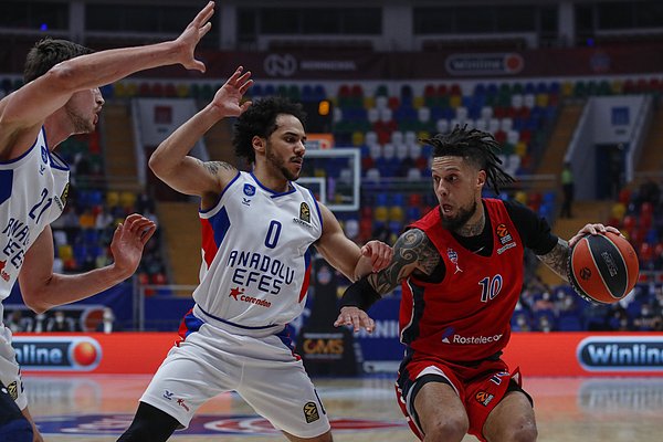 Uzatmalara giden mücadelede Anadolu Efes, sahadan 99-97'lik skorla galip ayrıldı.