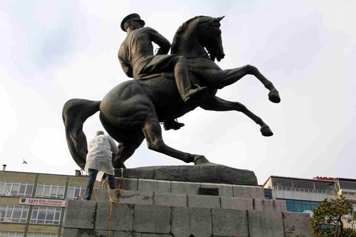 Samsun'da Tarihi Atatürk Heykeline Saldırı: Halat Bağlayıp Yıkmaya Çalıştılar