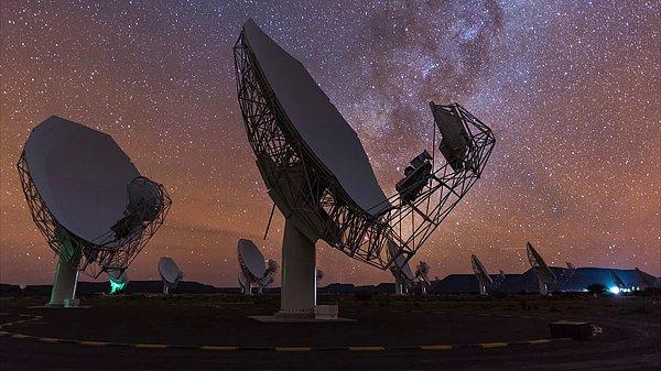 Diğer yandan araştırmacıların kullandığı MeerKAT teleskopu, 8 kilometre çapa kadar uzanan 64 antenli, dünya üzerindeki en hassas radyo teleskopu olma özelliğini taşıyor.