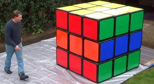 Hesaplamalara göre bir Rubik küpü 43,252,003,274,489,856,000 kombinasyona sahip.