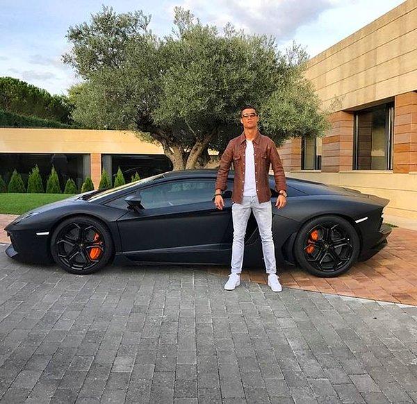 Ronaldo'nun dudakları uçuklatan garajında Mercedes AMG GLE 63, Porsche 911 Turbo S, Rolls Royce Phantom ve Audi RS7 araçları da yer alıyor.