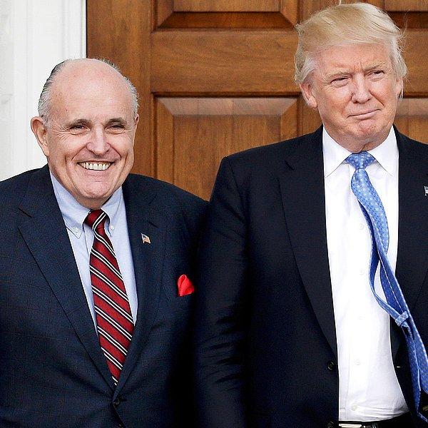45. Amerika Birleşik Devletleri Başkanı Donald Trump'ın şahsi avukatlığını da yapan Giuliani'nin adını daha önce Halkbank davasında aracı isim olarak duyulmuştu. ABD Biden'a karşı yenilgiyle sonuçlanan seçimlerde Trump'ın sağ kolu olarak aktif görev yapmıştı.