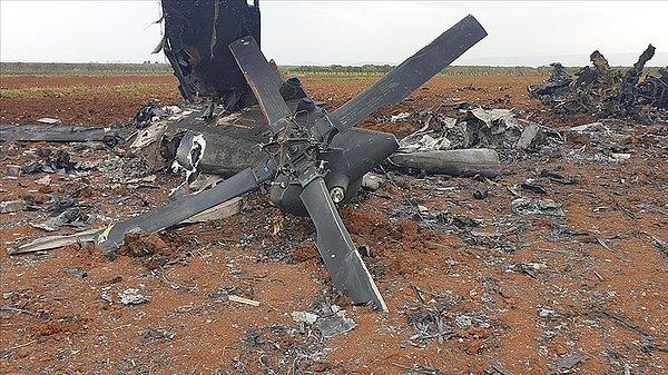 ABD güçlerinin operasyonda teknik arıza yapması nedeniyle imha etmek zorunda kaldığı askeri helikopterin enkazı ise böyle görüntülendi. 👇