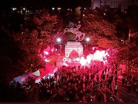 Vatandaşlar Samsun'da Saldırıya Uğrayan Atatürk Anıtı Önünde Nöbette