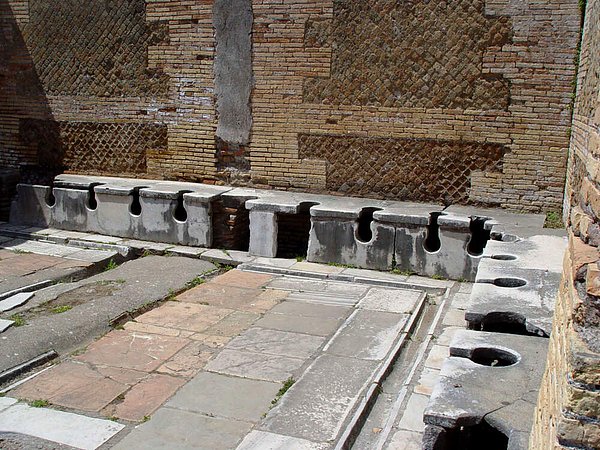 Antik Roma şehirlerindeki umumi tuvaletlerdeki ortam çok ilginçmiş.