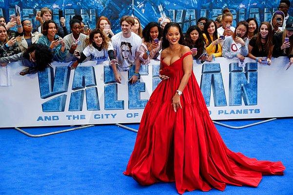 12. 'Valerian' filminin Londra galasında ortalığı yakıp geçen kırmızı elbise;