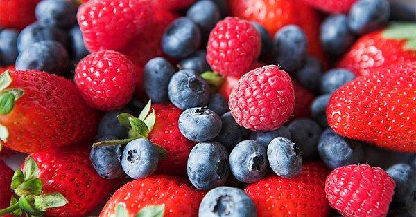 Kuersetin ve C vitaminiyle dolu olan meyveler, korona sürecinde bağışıklığınızı arttırmak için birebir. Özellikle bir antioksidan türü olan kuersetin vişne, çilek, kiraz, yaban mersini, karadut gibi meyvelerde bulunur. Kırmızı meyveleri alışveriş listenizden eksik etmeyin yani!