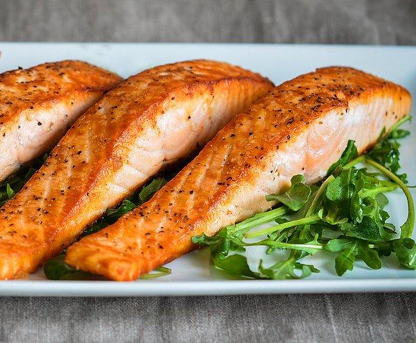 Bağışıklığı güçlendiren diğer bir gıda ise somon. Somon içerisinde omega-3 ve balık yağı içerir, bu da çok güçlü bir anti-inflamatuar. Yani koronayla savaşırken somonun bağışıklığı güçlendiren mucizesinden yararlanabilirsiniz.