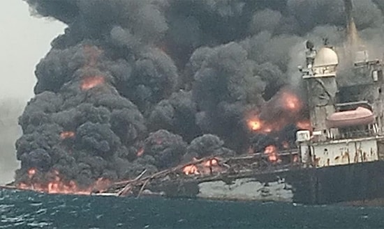 Nijerya Açıklarında Petrol Tankerinde Meydana Gelen Patlamanın Korkutucu Görüntüsü