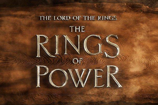 Geçtiğimiz haftalarda teaser'ı yayınlanan yeni yapımın isminin ‘The Lord of The Rings: Rings of Power’; yani ‘Yüzüklerin Efendisi: Güç Yüzükleri’ olacağı açıklandı. Aynı zamanda dizi için harcanan bütçe dudakları ısırttı.