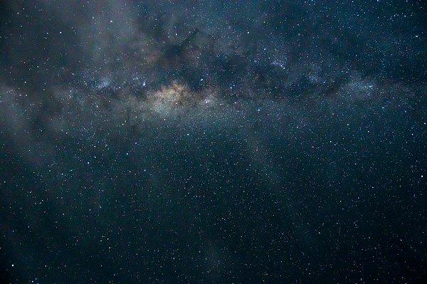 Gökyüzündeki yıldızları saymak, sayılarının çokluğu ve evrenin muazzam büyüklüğü nedeniyle imkansız bir görev gibi görünüyor. Ancak, yüzyıllar boyunca insanlar gökyüzündeki yıldızların sayısını tahmin etmek için yöntemler ve araçlar geliştirdiler.