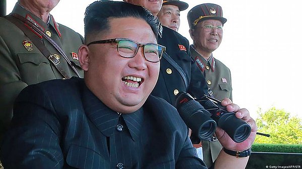 Ülkede uygulanan katı kurallar nedeniyle yalnızca birkaç düzine websitesi bulunuyor ve bu sitelerin çoğunluğu ulusal devlet başkanı Kim Jong-un'a hizmet ediyor.