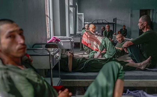 Kabil'deki bu tip 'hastanelerden' içine bir bakış, mahkûmların korkunç koşullarda günden güne eridiğini ortaya koyuyor.