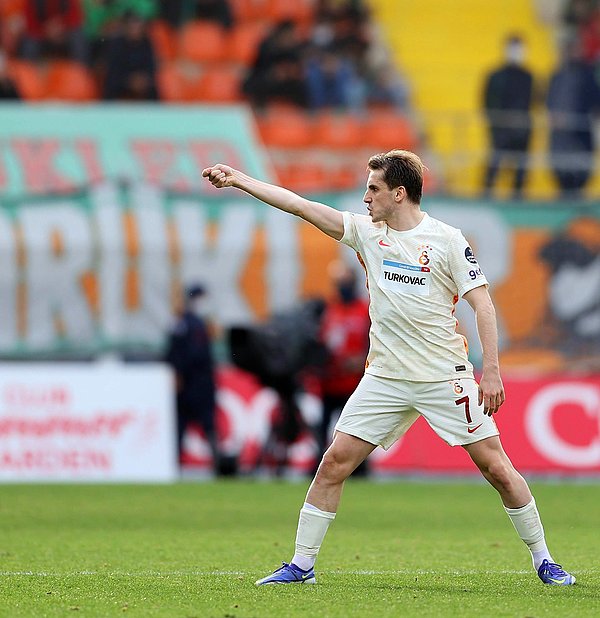 Dakikalar 39'u gösterirken Alanyaspor adına Wilson Eduardo durumu 1-0 yaptı. Galatasaray'ın yıldız ismi Kerem Aktürkoğlu 41. dakikada durumu 1-1'e getirdi ve ilk yarı bu skorla sona erdi.