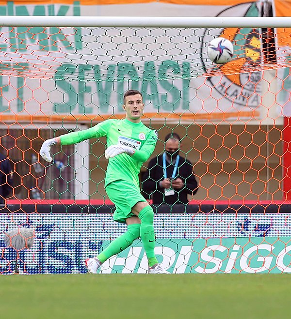 Galatasaray'da Inaki Pena ilk kez kaleyi korudu.