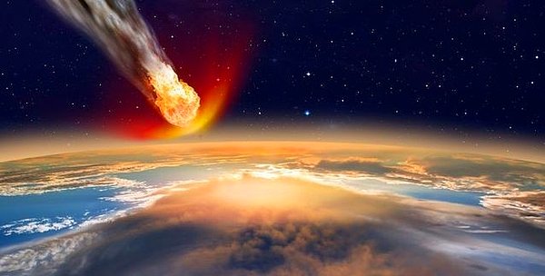 "Herhangi bir gezegenle asteroid arasında ve Ay'la gerçekleşebilecek çarpışmaları kontrol ediyoruz" diyen Chodas, asteroidlerin Ay'dan ziyade Dünya'ya çarpma ihtimalinin çok daha yüksek olduğunu belirtti.