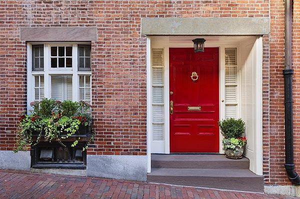 8. Ön kapınızı kırmızıya boyayın.