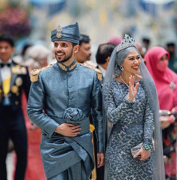 Eşiyle uyumlu kıyafetler tercih eden prenses, üvey büyük annesi Brunei Kraliçe'sinin mücevher koleksiyonundan elmas ve zümrüt işli tacı taktı.