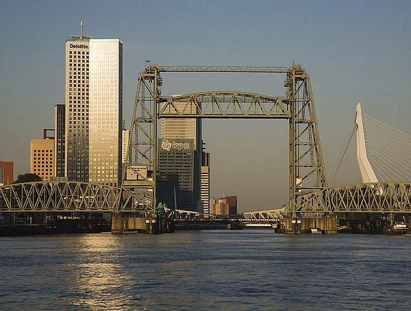Yatın tamamlandıktan sonra geçmesi için, "De Hef" olarak bilinen Rotterdam'daki Koningshavenbrug Köprüsü'nün bir bölümünün geçici olarak sökülmesi gündeme geldi.