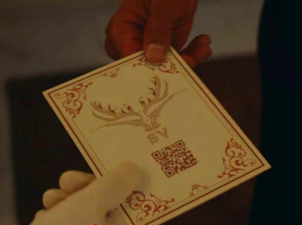 9. Red Notice filminde, bir davetiyede QR kodu var.