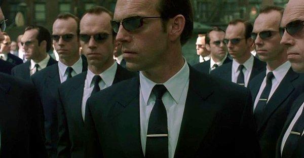 7. The Matrix Reloaded'daki Ajan Smith'in kıyafeti diğer Ajanlarınkinden daha siyah.