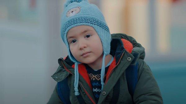 Emir Kaan Özkan: Kaan. İlyas ve Melike'nin biricik oğlu. Annesinin kendisini okuldan almasını beklerken bir kirpinin peşine düşer. Tüm hayatı bu hamlesinden sonra tersine döner.
