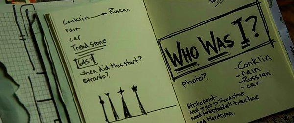 2. The Bourne Supremacy'nin başlangıcındaki Jason'ın anılarıyla ilgili notlar, Berlin'deki TV Kulesi gibi kulelerin çizimlerini içeriyor.