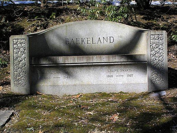 Neredeyse üç hafta sonra, 17 Kasım 1972'de Tony Baekeland, Barbara'yı kalbinden bıçakladı.