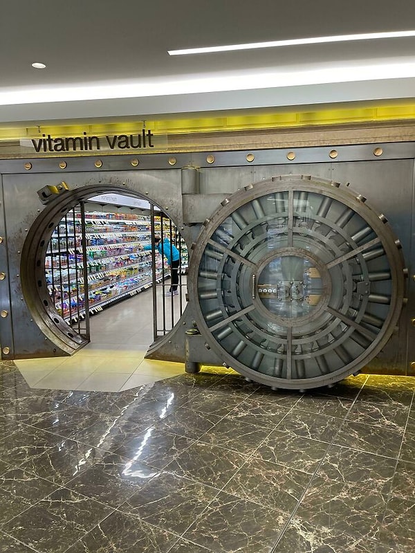 13. Этот магазин находится в старом банке