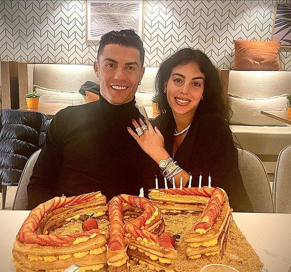 28 yaşındaki İspanyol güzel Georgina, gösterişli hediyesine ek olarak sevgilisine kendi elleriyle pasta yaptı.