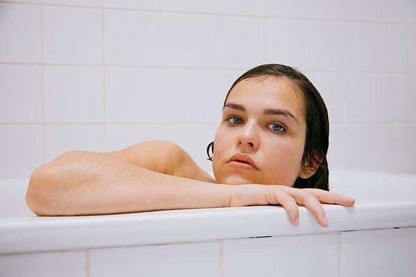 Bu yüzden birçok dermatolog uzmanı günaşırı veya haftada 2 ya da 3 kez duş alınmasını öneriyor. Dr. Niket Sonpal'a göre de günaşırı veya daha az şampuanlanma gayet ideal.