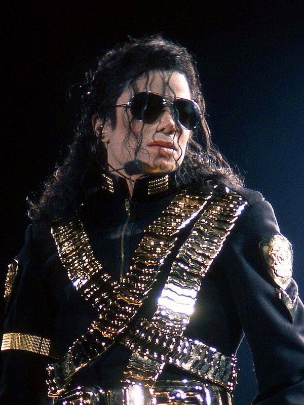 Hayatı boyunca Billie Jean, Beat It, Thriller, The Way You Make Me Feel ve Man in the Mirror gibi hitlere imza atan Jackson, 400 milyonun üstünde albüm satışı yapmasıyla müzik tarihinin en çok satan sanatçılarından biri biliyorsunuz ki.