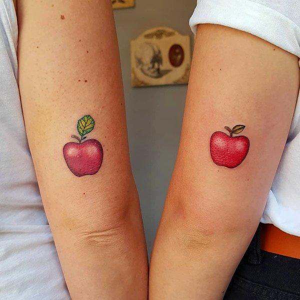 20. Şu elmaların kırmızılığına ve yaprak detaylarına da bakın... Eşinizle beraber elma dövmesi yaptırmak da hoş ve farklı bir seçenek olabilir...